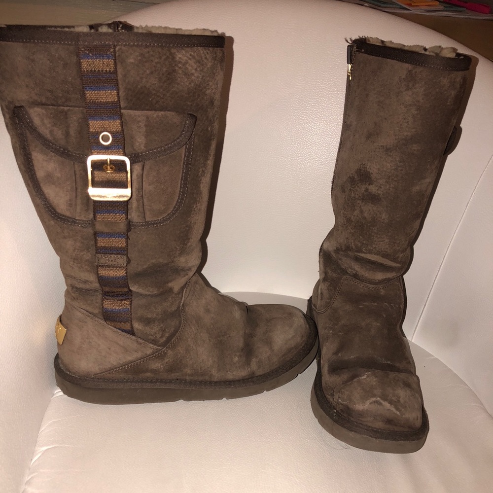 Brown UGGS with zipper